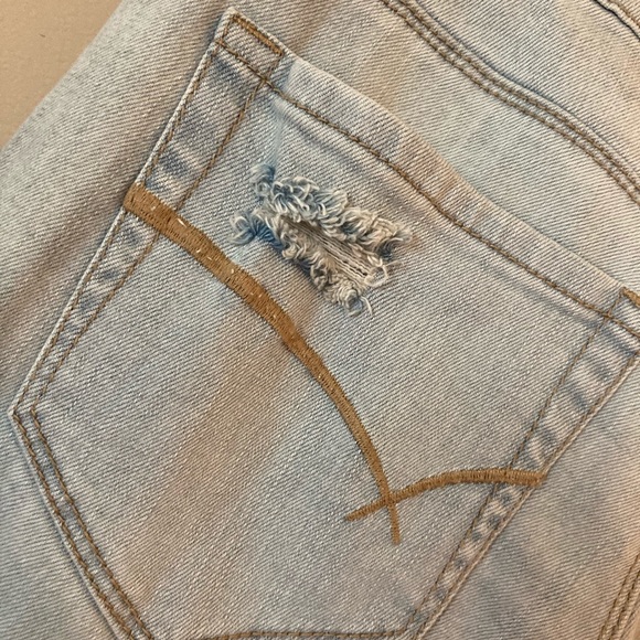 Washed Ripped Jean - Picture 3 of 5